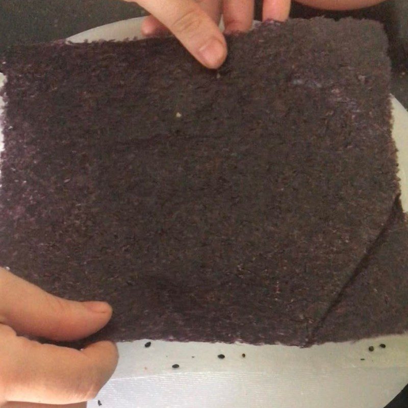 Step 1 Stick seaweed to rice paper for Cheese Seaweed Snack (recipe shared by a user)