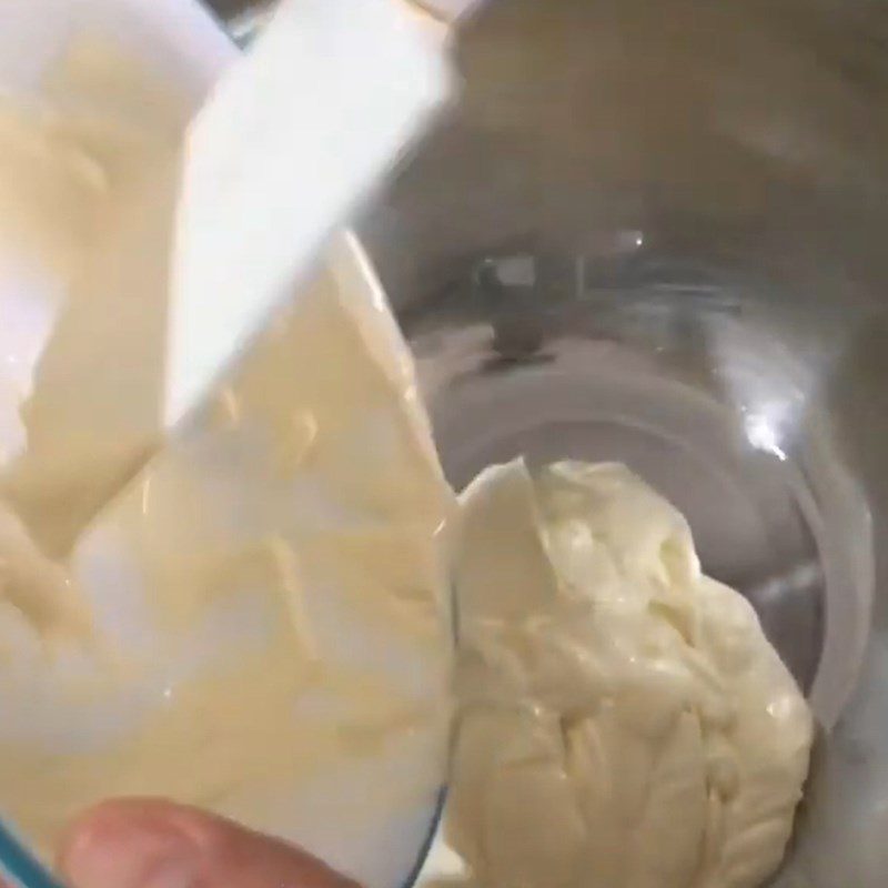 Step 1 Whip the milk cream mixture for Cocktail Ice Cream