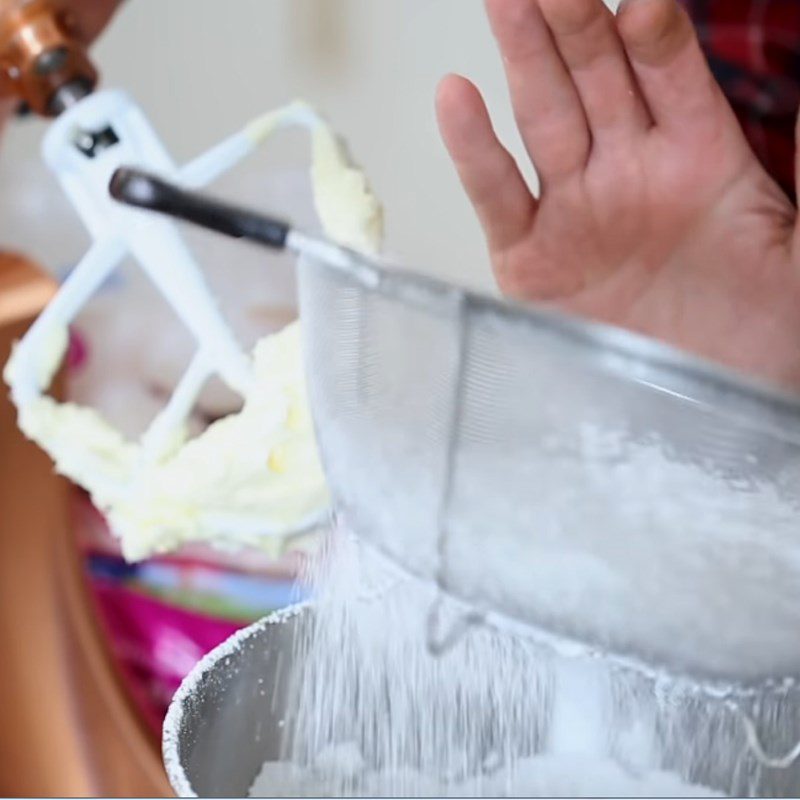 Step 5 Whipping buttercream Santa Claus cupcake