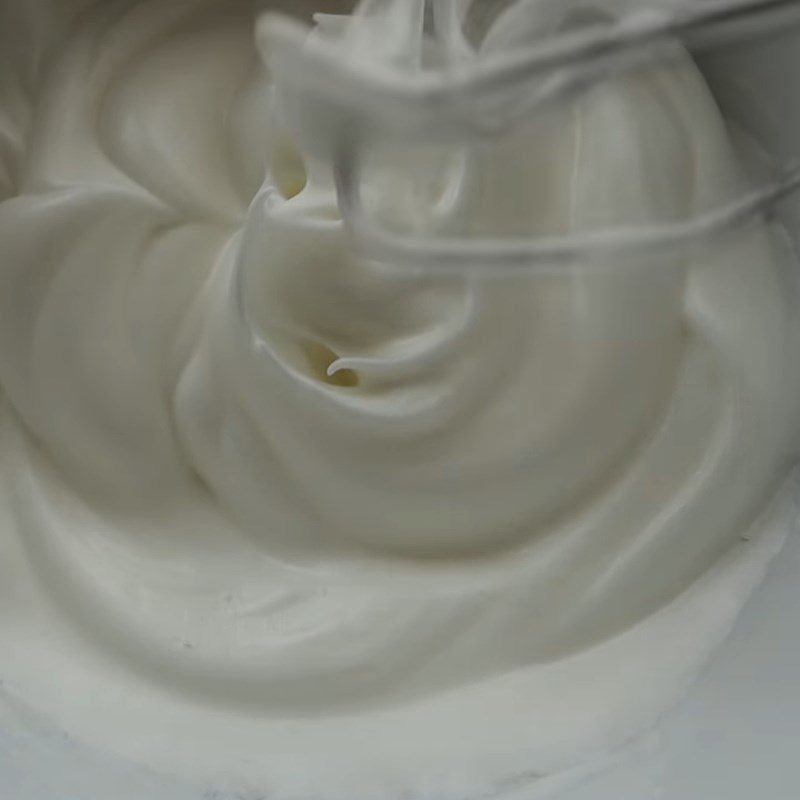 Step 2 Whip the egg whites for steamed milk sponge cake