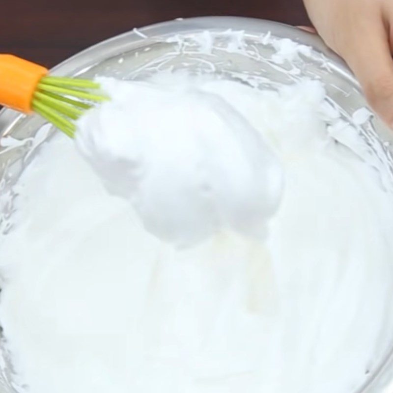 Step 1 Whip the egg whites for the sponge cake using a rice cooker