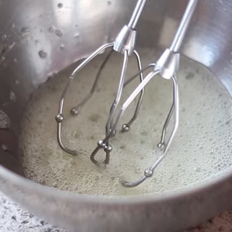 Step 1 Whip the egg whites Coconut mold cake