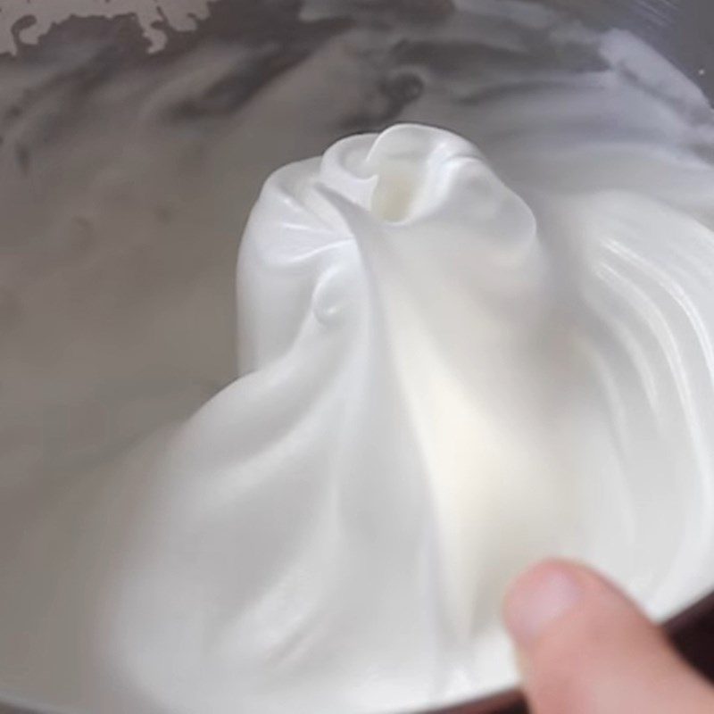 Step 1 Whip the egg whites Coconut mold cake