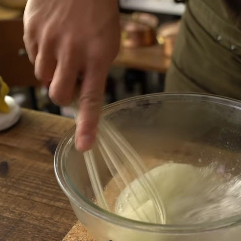 Step 5 Whip the egg whites Chocolate castella pancake