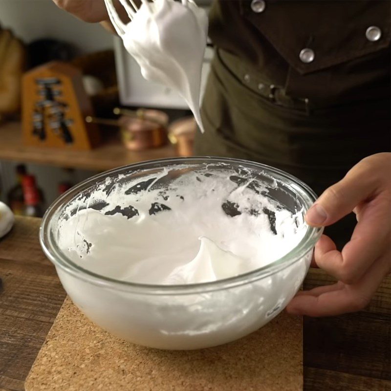 Step 5 Whip the egg whites Chocolate castella pancake