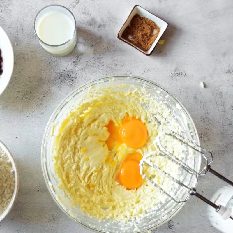 Step 1 Beat the butter and egg mixture for Soul Cake