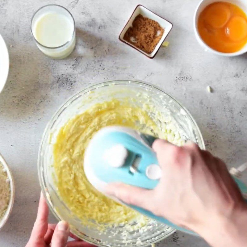 Step 1 Beat the butter and egg mixture for Soul Cake