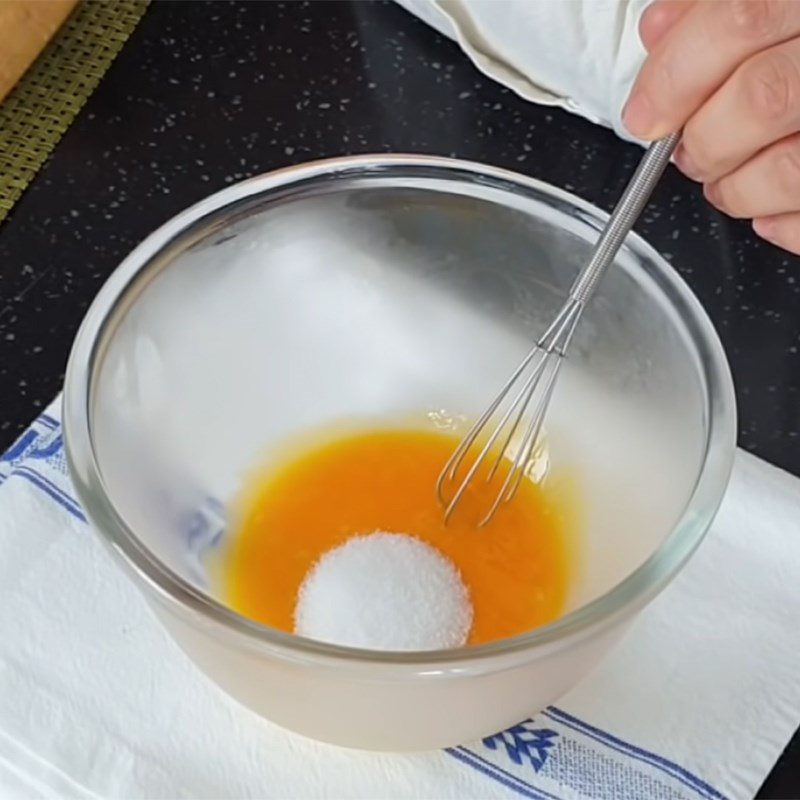 Step 1 Whisk the egg and sugar mixture for Mixed Fruit Tart in a Basket Shape