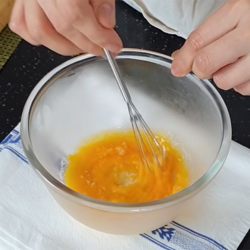 Step 1 Whisk the egg and sugar mixture for Mixed Fruit Tart in a Basket Shape