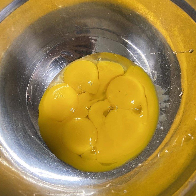 Step 1 Beat the egg yolk mixture for sponge cake using a rice cooker (recipe shared by a user)