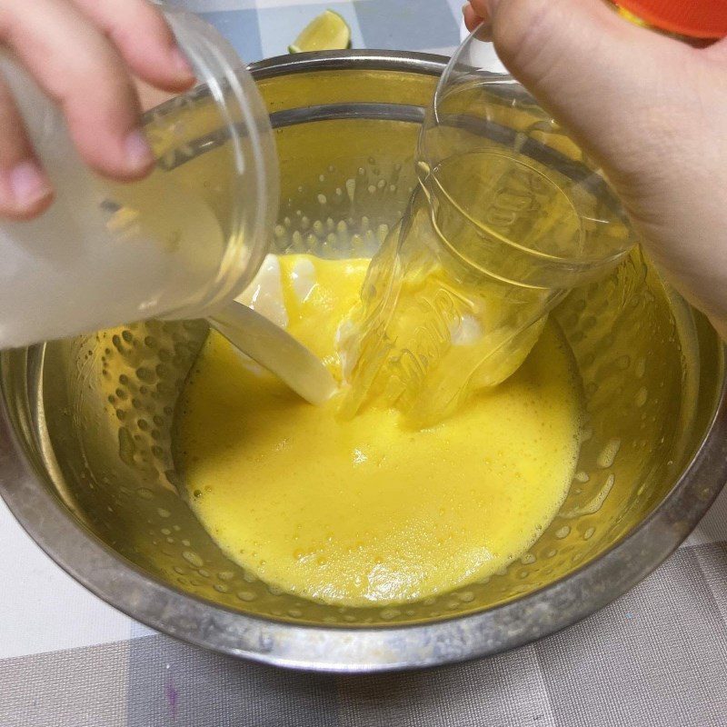 Step 1 Beat the egg yolk mixture for sponge cake using a rice cooker (recipe shared by a user)