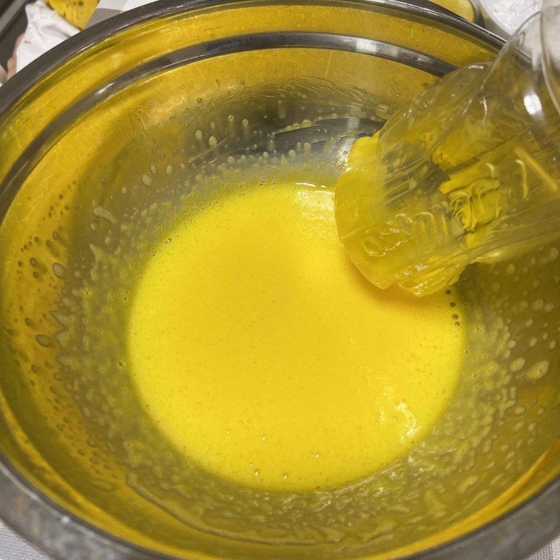 Step 1 Beat the egg yolk mixture for sponge cake using a rice cooker (recipe shared by a user)