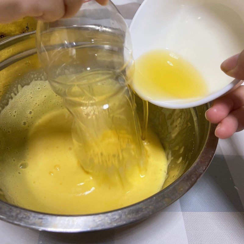 Step 1 Beat the egg yolk mixture for sponge cake using a rice cooker (recipe shared by a user)