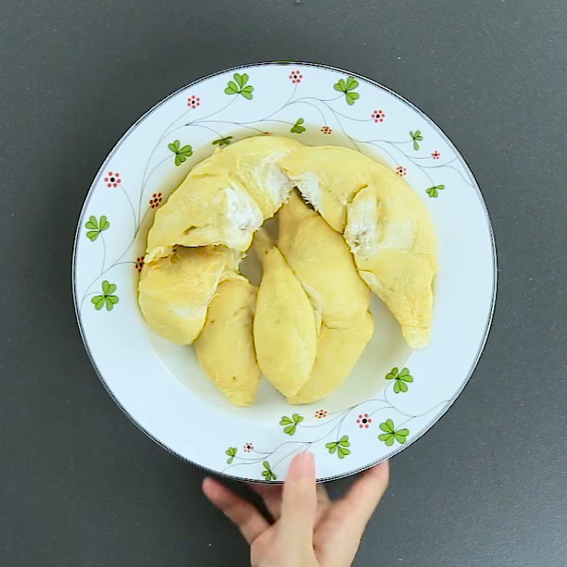 Step 2 Whip fresh cream, fry the cake shell and shape the Durian crepe cake