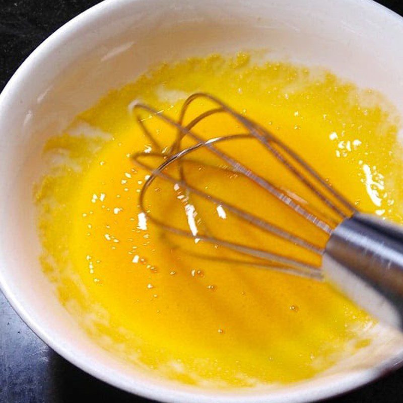 Step 1 Whisk the egg yolks for Whole Grain Green Tea Sponge Cake Cupcakes