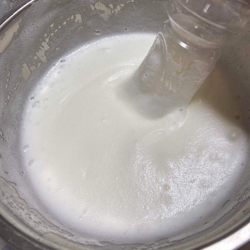 Step 2 Whisk egg whites for sponge cake using a rice cooker (recipe shared by a user)