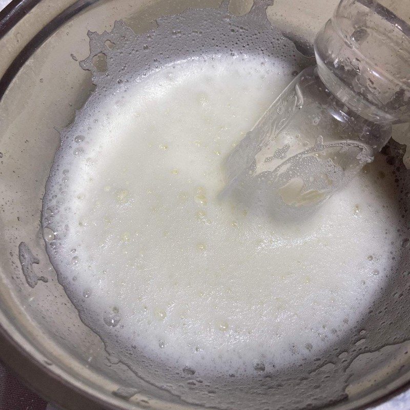 Step 2 Beat the egg whites for sponge cake using a rice cooker (recipe shared by a user)