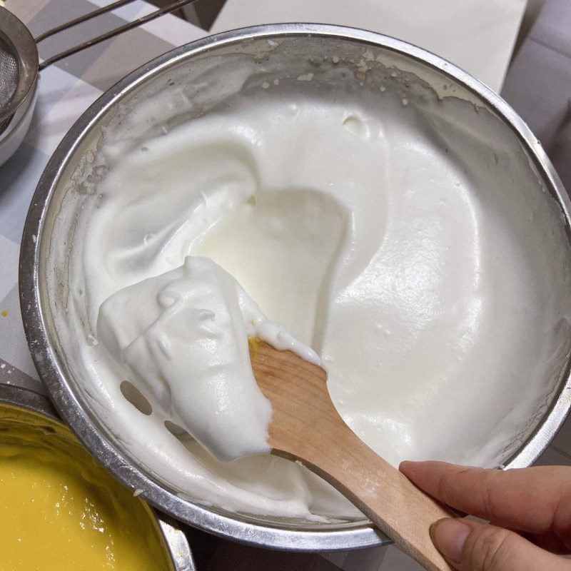 Step 2 Whisk egg whites for sponge cake using a rice cooker (recipe shared by a user)