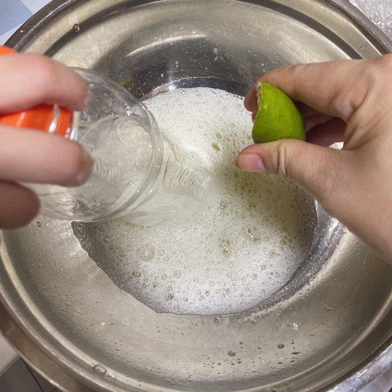 Step 2 Beat the egg whites for sponge cake using a rice cooker (recipe shared by a user)