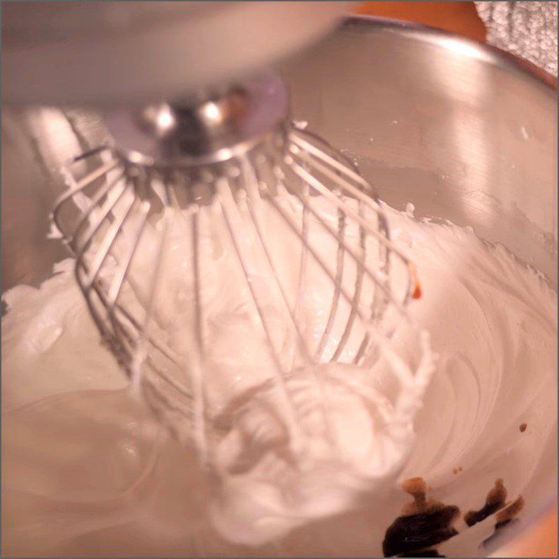 Step 1 Whipping Swiss meringue in the shape of a Christmas tree