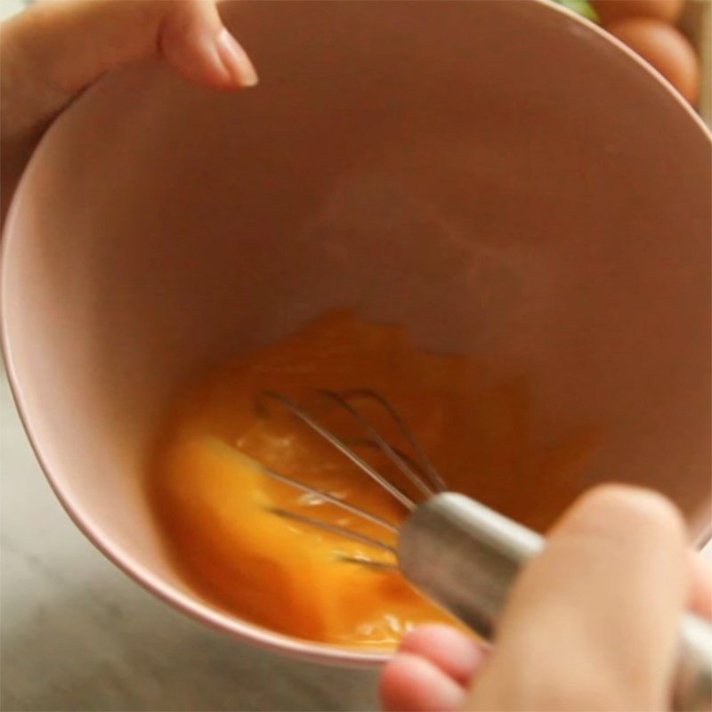 Step 2 Beat the eggs for Stir-fried oyster mushrooms with eggs