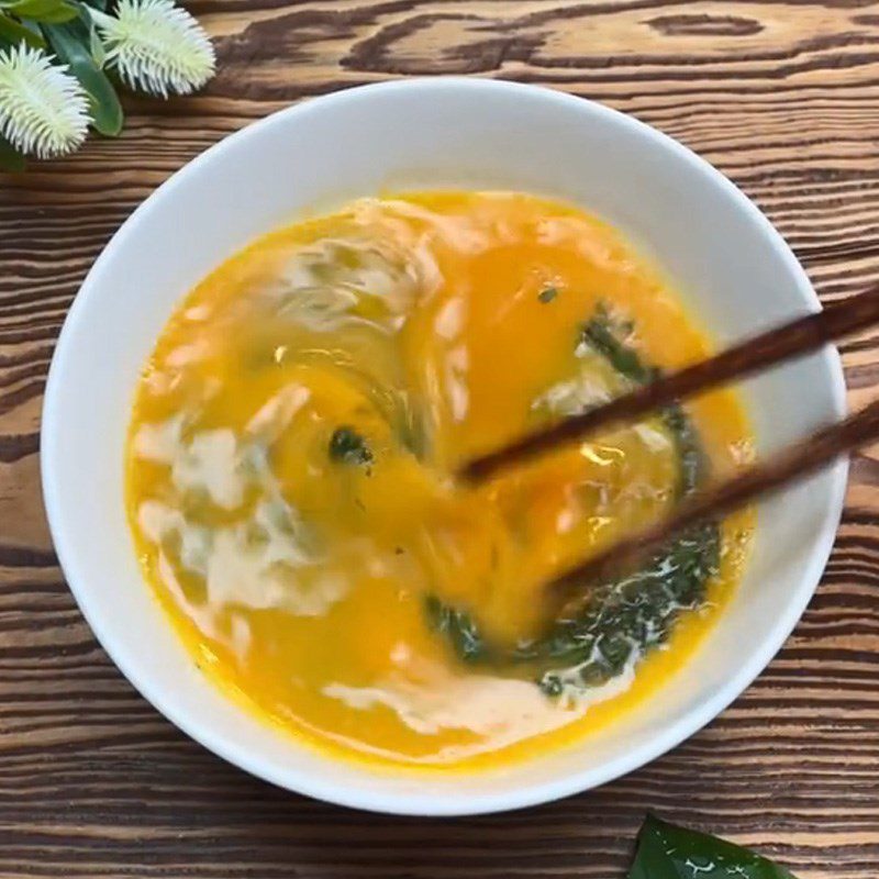 Step 2 Beating eggs Fried eggs with Vietnamese mugwort leaves (Recipe shared from TikTok Cooking with TasteVN)