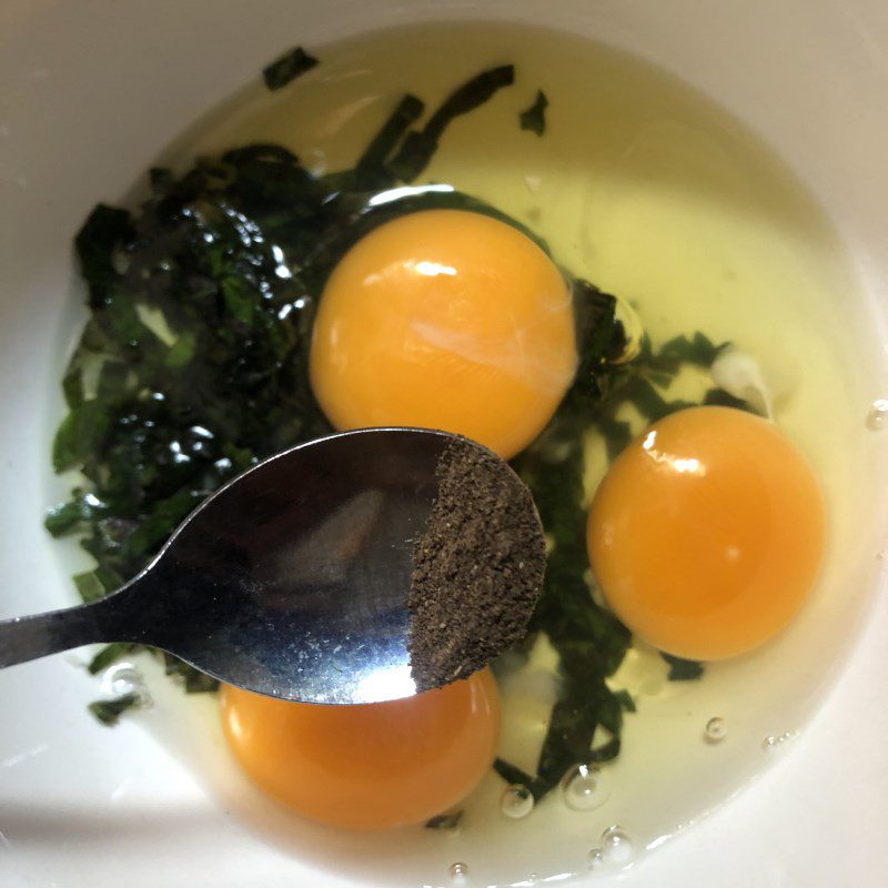 Step 2 Beating eggs Fried eggs with Vietnamese coriander