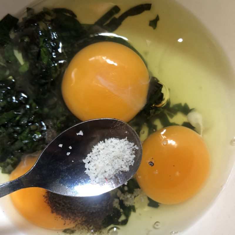 Step 2 Beating eggs Fried eggs with Vietnamese coriander