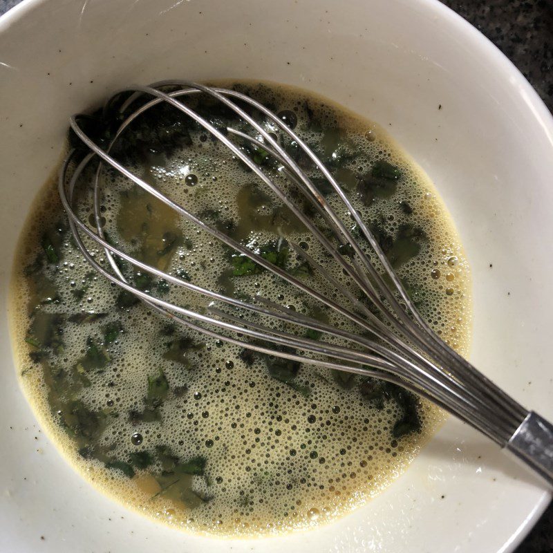 Step 2 Beating eggs Fried eggs with Vietnamese coriander