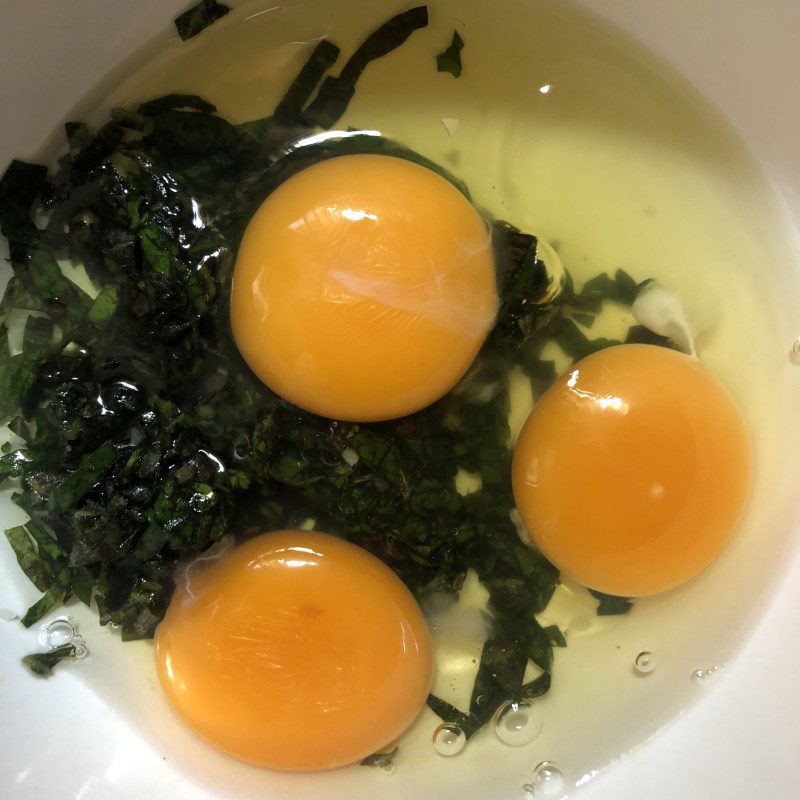 Step 2 Beat the eggs for Fried Eggs with Vietnamese Coriander