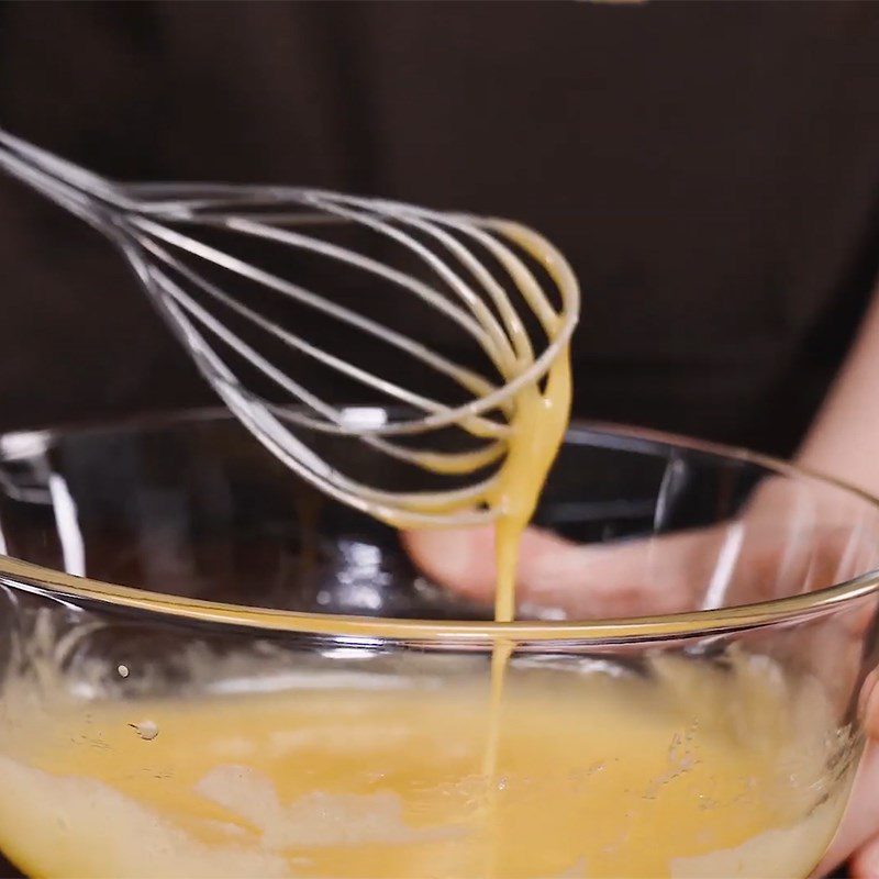 Step 1 Whip eggs and sugar for cheese whipped cream using a blender