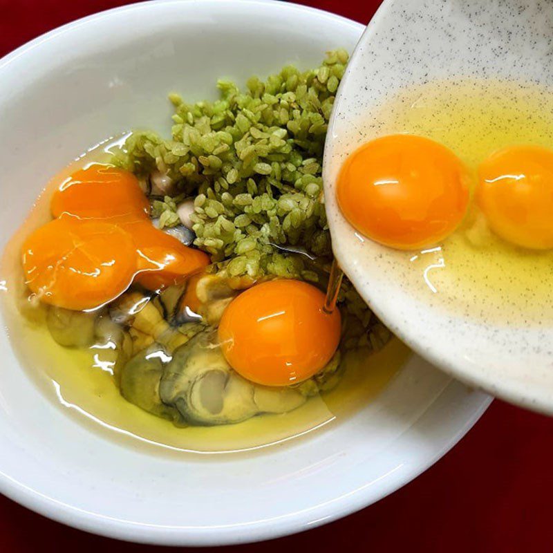 Step 2 Beating eggs with oysters Fried sticky rice oyster eggs