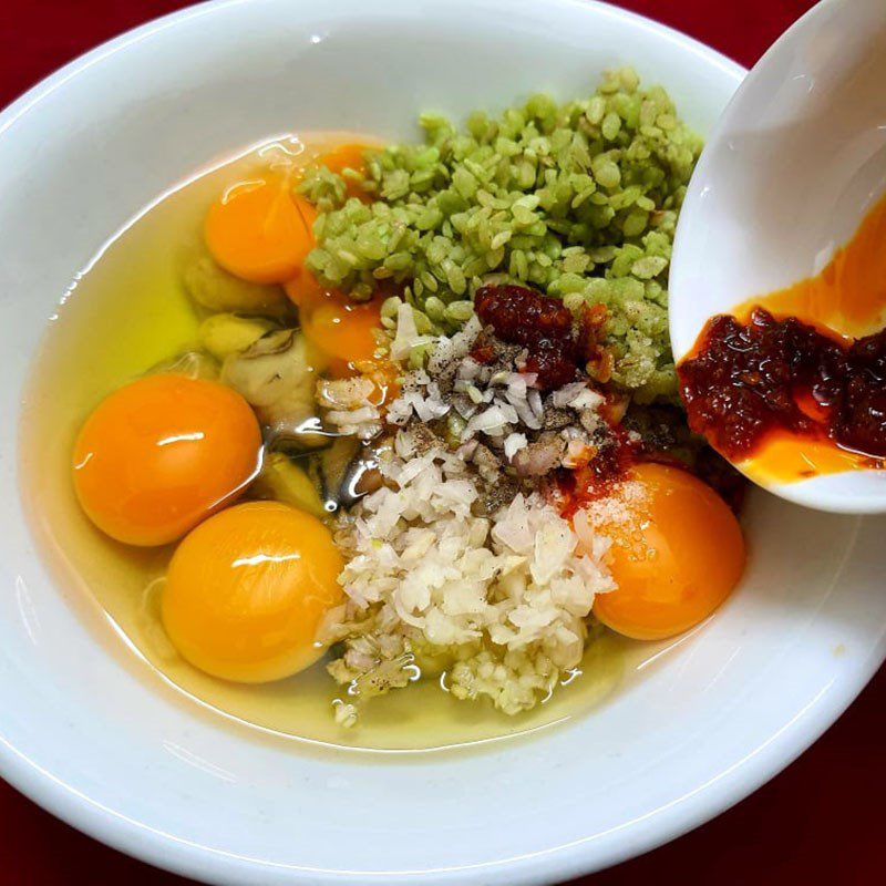 Step 2 Beating eggs with oysters Fried sticky rice oyster eggs