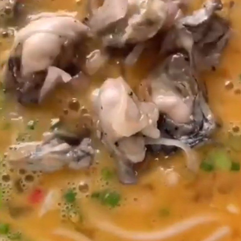 Step 2 Whisking eggs with oysters and bean sprouts Fried eggs with oysters and bean sprouts