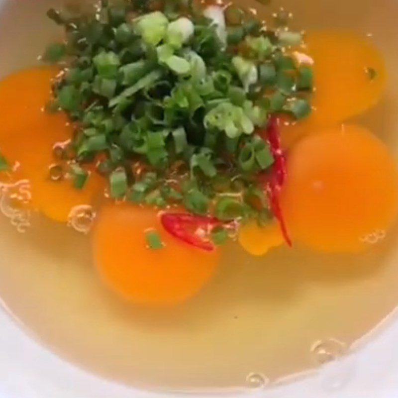 Step 2 Whisking eggs with oysters and bean sprouts Fried eggs with oysters and bean sprouts