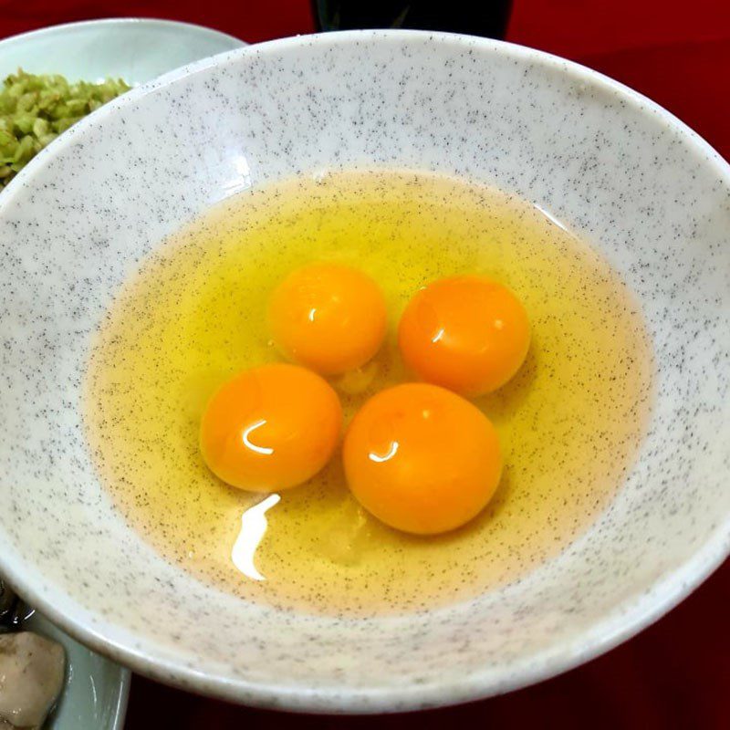 Step 2 Beating eggs with oysters Fried sticky rice oyster eggs