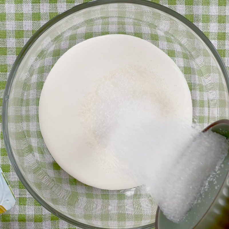 Step 1 Whip the cream for Red Bean Yogurt Ice Cream