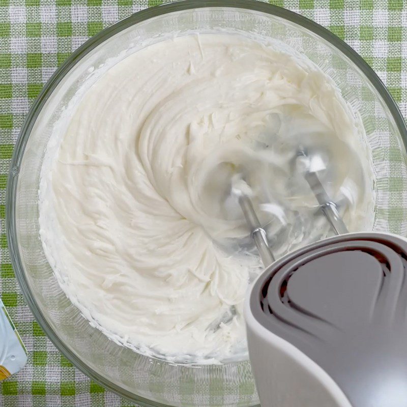 Step 1 Whip the cream for Red Bean Yogurt Ice Cream