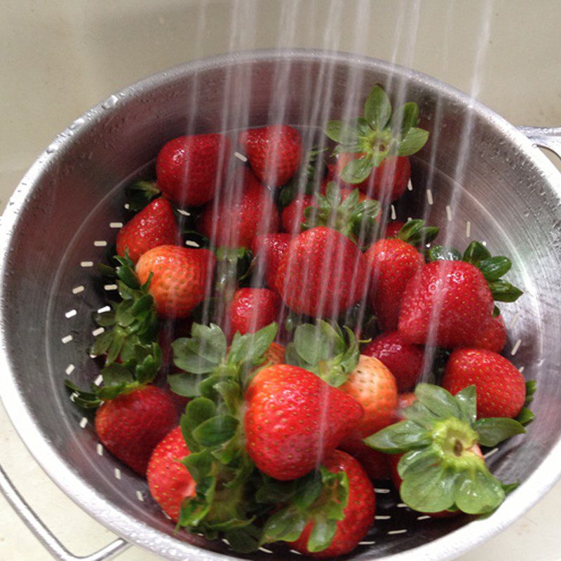 Step 1 Prepare the strawberries for Strawberry Red Bean Mochi