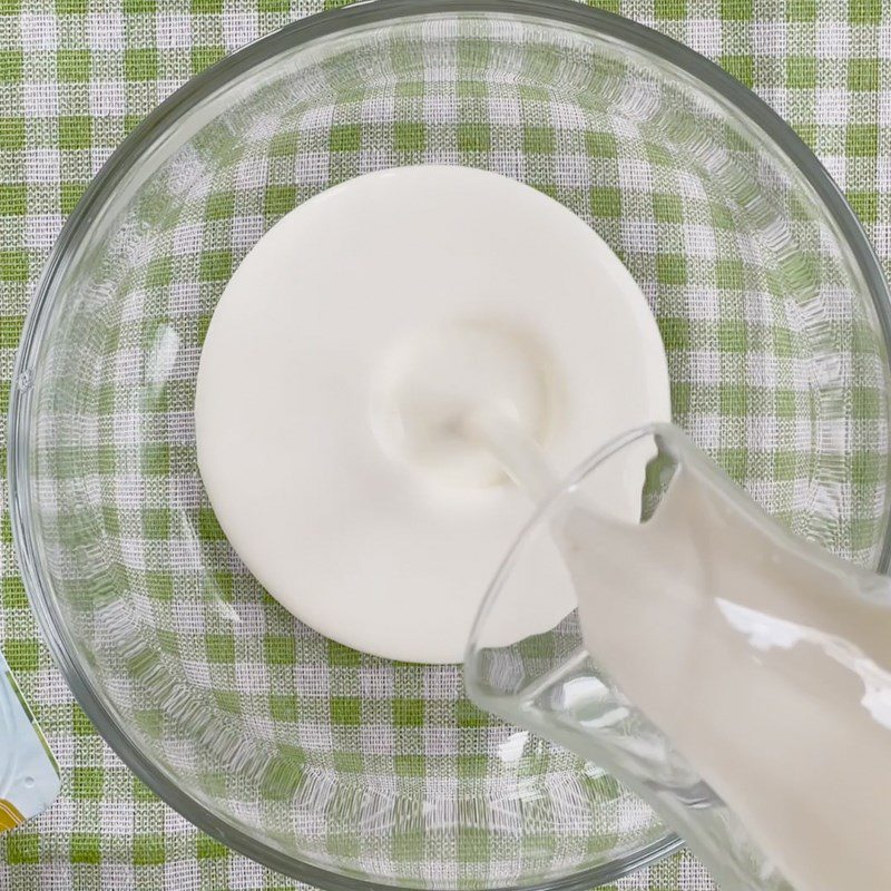 Step 1 Whip the cream for Red Bean Yogurt Ice Cream