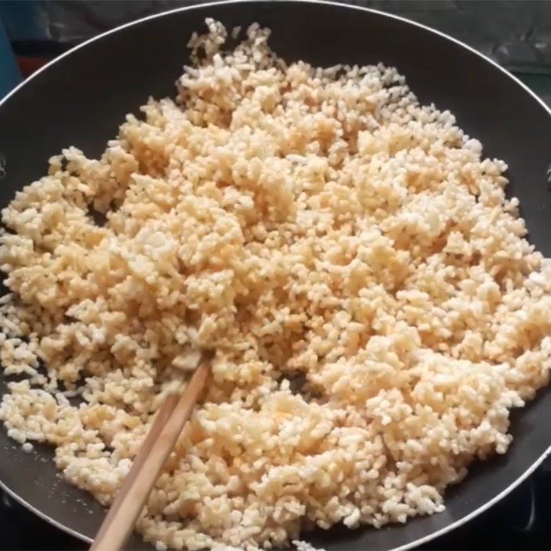 Step 2 Stir melted sugar with dry rice Dry rice caramelized with palm sugar