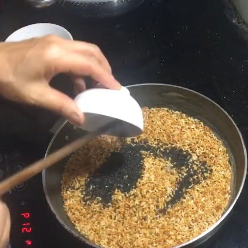 Step 2 Stir-fried rice with sugar Dry rice mixed with black sesame sugar