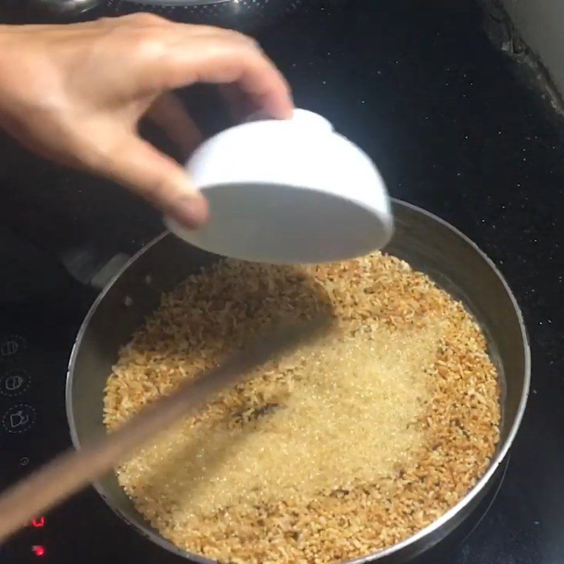 Step 2 Stir-fried rice with sugar Dry rice mixed with black sesame sugar