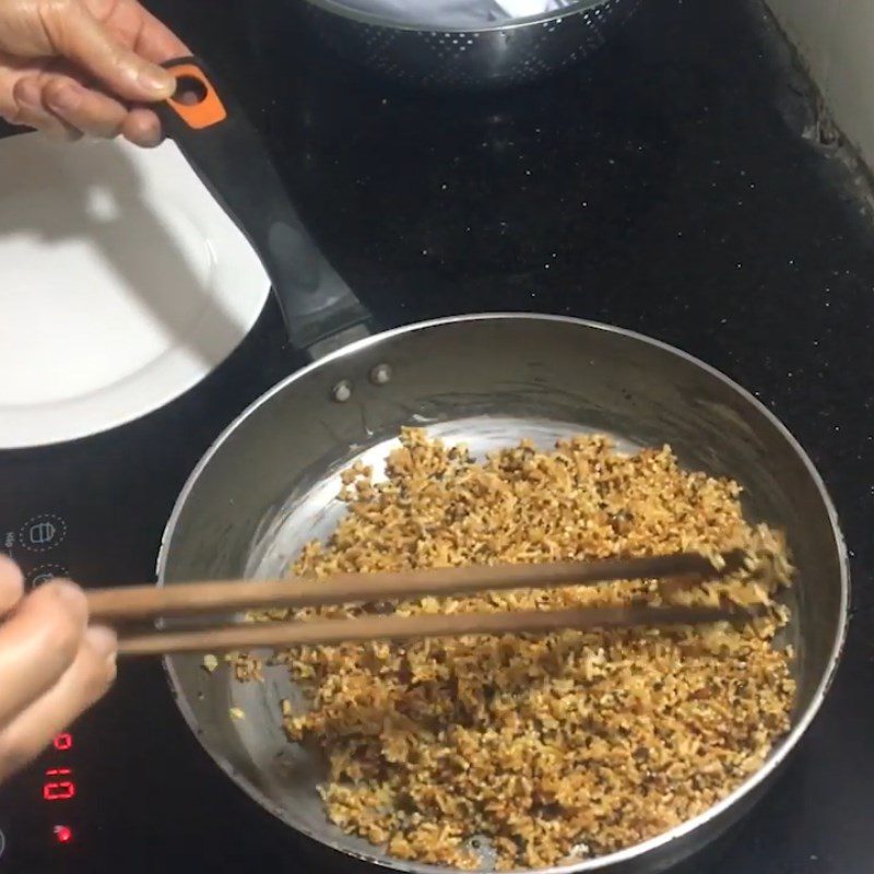 Step 2 Stir-fried rice with sugar Dry rice mixed with black sesame sugar