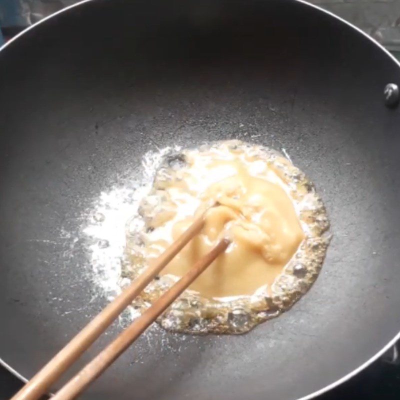 Step 2 Stir melted sugar with dry rice Dry rice caramelized with palm sugar