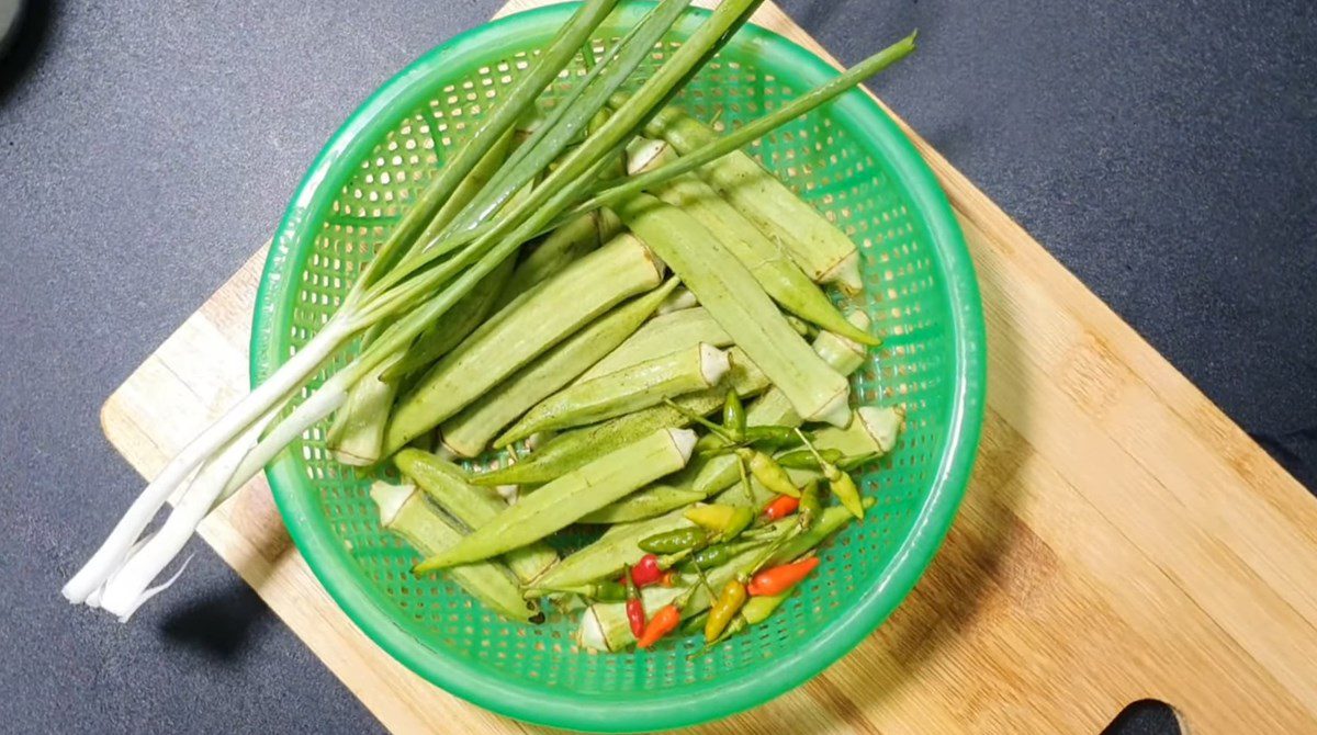 Ingredients for soy sauce braised okra dish