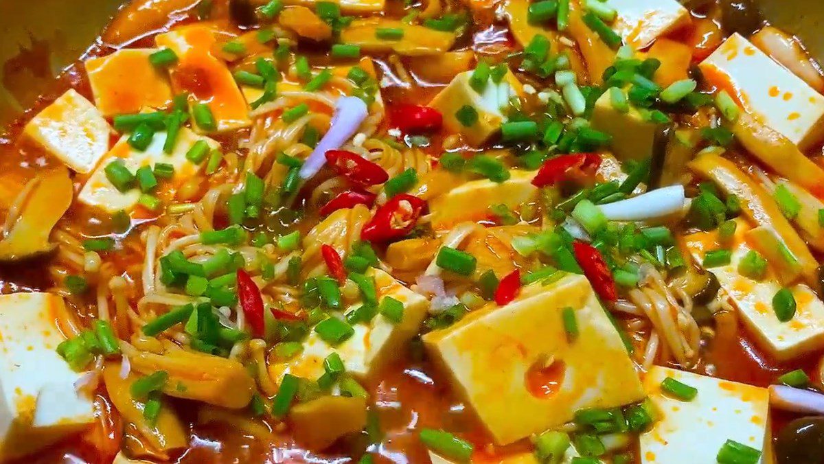 Soft tofu with enoki mushrooms and chicken thigh mushrooms