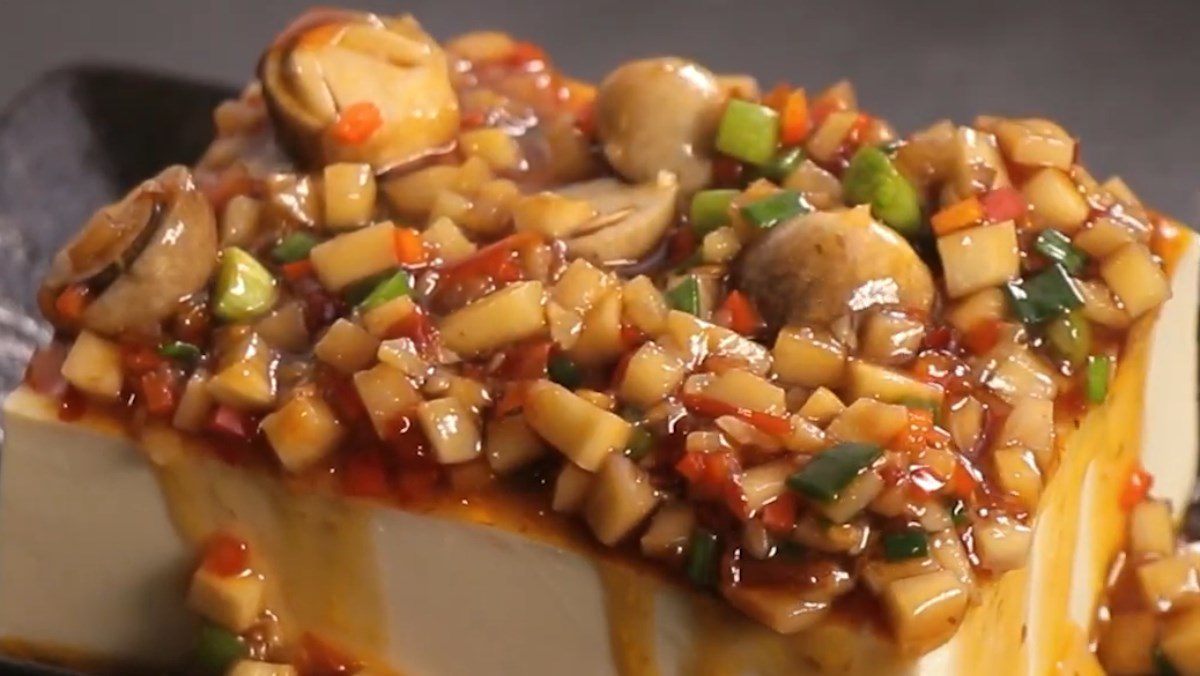 Tofu with straw mushrooms and chicken thigh mushrooms