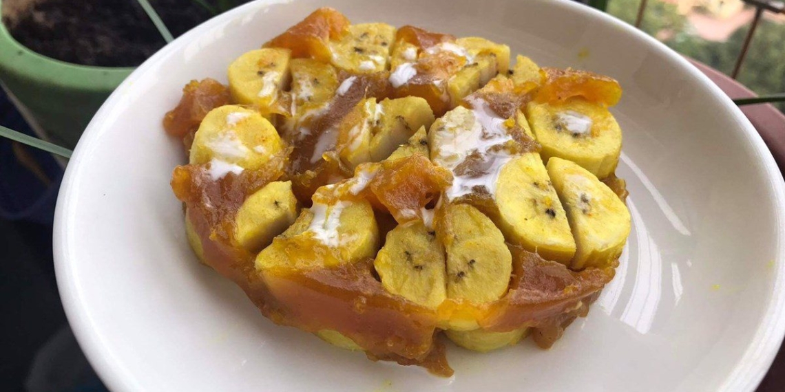 delicious banana cake with leaves 00237