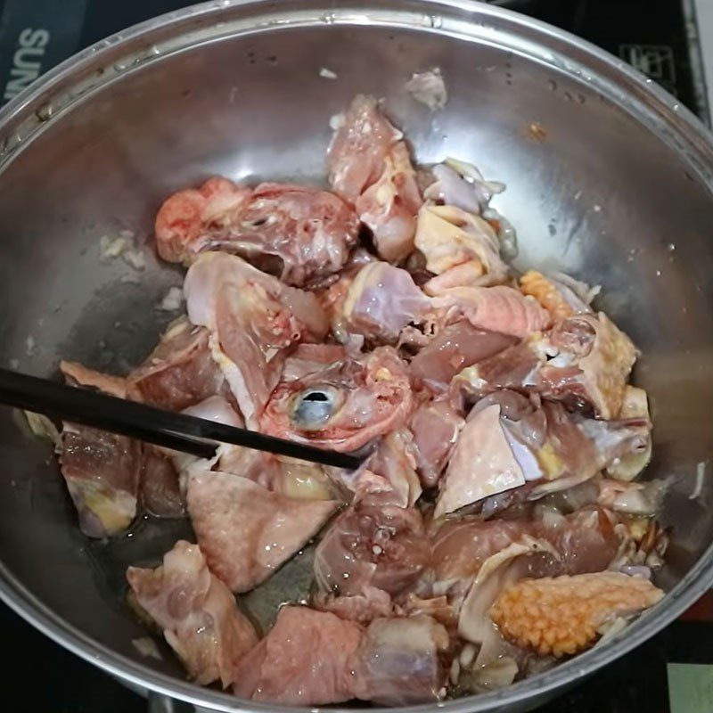 Step 3 Stir-fry the chicken bones for lotus root soup with chicken bones